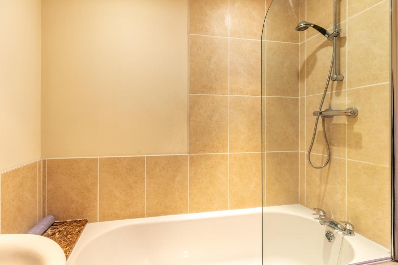 Host & Stay - Hillbrook House Apartment Great Malvern Bagian luar foto